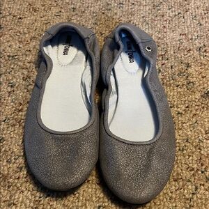 Minnetonka Women's Gray Flats